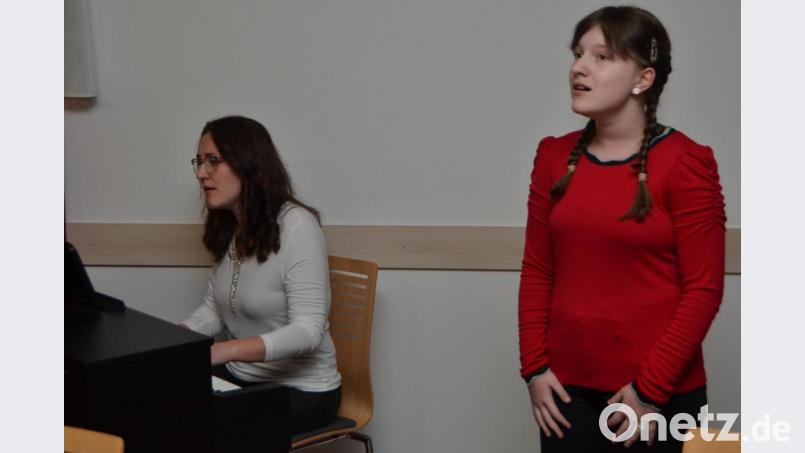 Paula (links) und Frieda (rechts) Herrmann aus Oberlind offenbarten ihre musikalischen Talente. Bild: dob