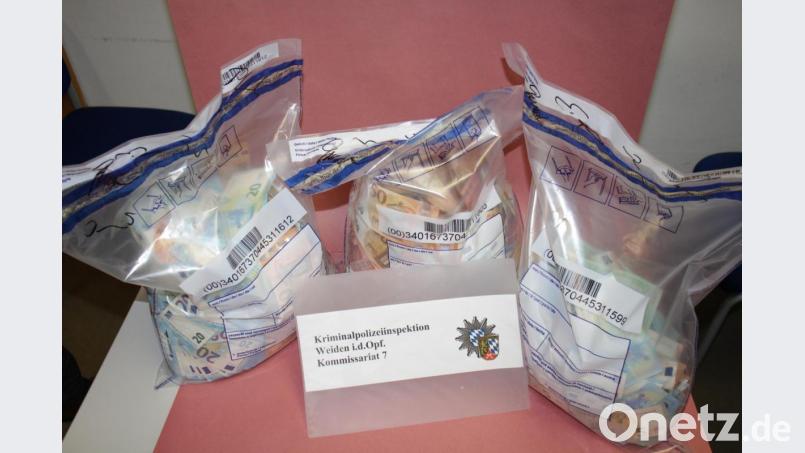 Die sichergestellte Beute aus Oberkotzau: über 224000 Euro. In Trabitz erbeuteten die Täter rund 64000, in Immenreuth 93000 Euro. Ein Großteil ist ausgegeben, ein Teil bleibt verschwunden. Bild: Kriminalpolizei Weiden