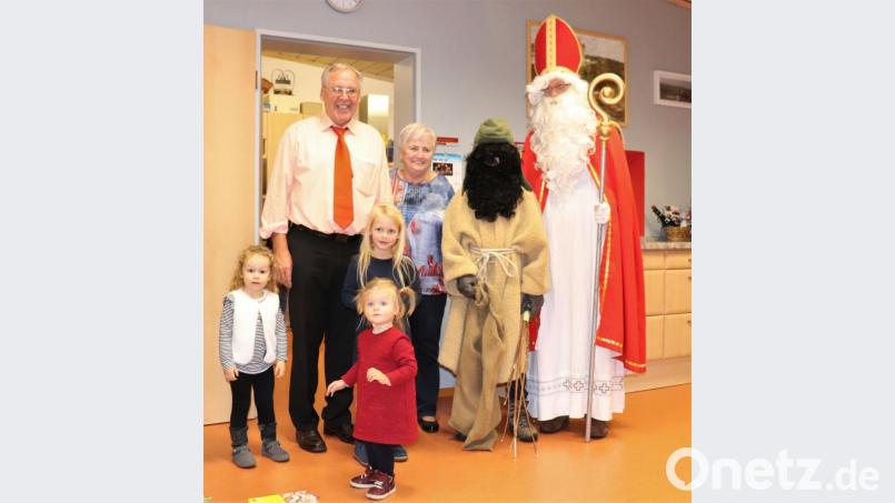 Der Nikolaus trägt Helmuth Wächter zu seinem 70. Geburtstag ein Gedicht vor. Bild: myd