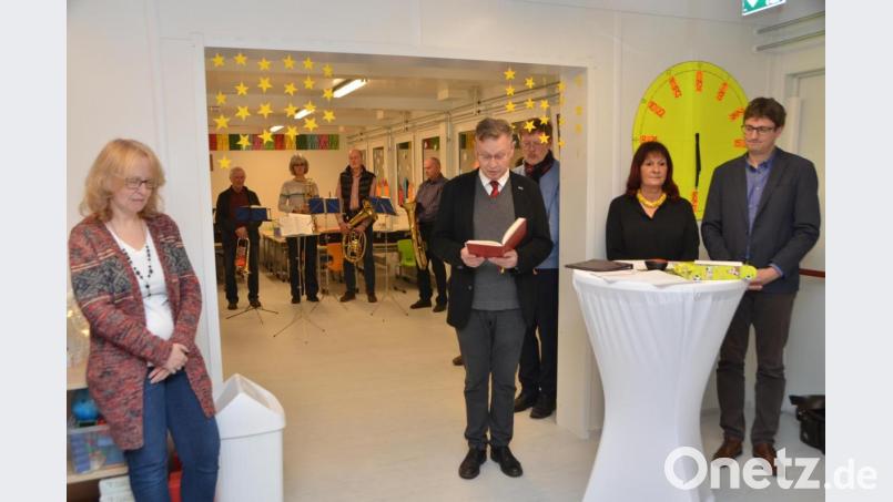 Die neue Containeranlage auf dem Areal des Evangelischen Haus für Kinder wurde nun offiziell eröffnet. Der evangelische Stadtpfarrer Dieter Schinke segnete die Räume. Bild: dob