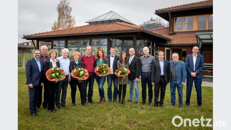 Firmengründer Walter Winkler (Zweiter von rechts), die Witron Geschäftsführung und der Betriebsratsvorsitzende ehren Mitarbeiter für 25 und 40 Jahre Betriebszugehörigkeit bei Witron. Bild: exb/Christian Mielke