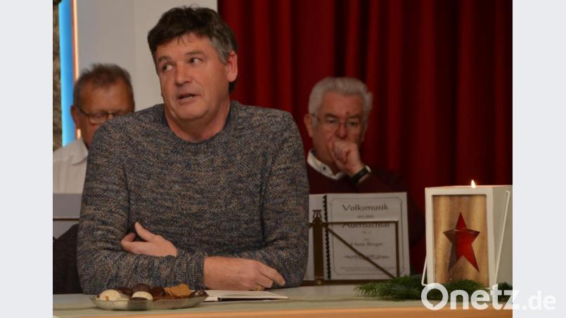 Josef Forster thematisierte alte Bräuche und brachte die Zuhörer mit seinen Beiträgen und Geschichten auch zum Nachdenken und weil fast jede dieser Beiträge auch einen Grund zum Lachen hatte, sicherte er sich die Aufmerksamkeit der Zuhörer. Bild: dob