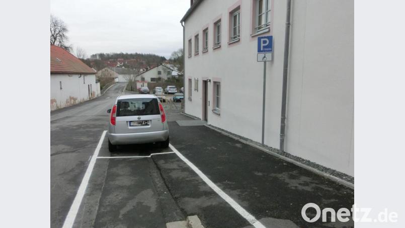Zwei Behinderten-Parkplätze sind jetzt in der Brauhausstraße ausgewiesen worden. Bild: kgg