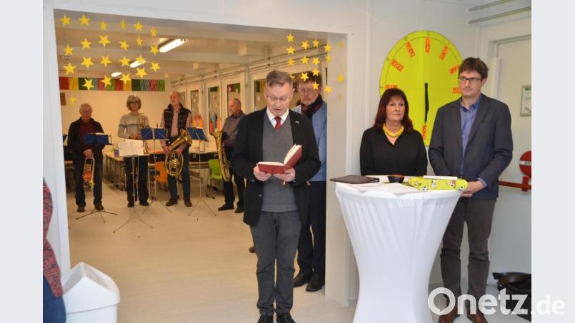 Die neue Containeranlage auf dem Areal des Evangelischen Haus für Kinder wurde nun offiziell eröffnet. Der evangelische Stadtpfarrer Dieter Schinke segnete die Räume. Bild: dob