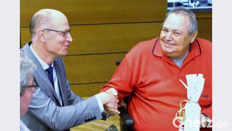 Standortleiter Stefan Rosner gratulierte Wolfgang Schmeisser zum 65. Geburtstag, den er am Tag der Rentner-Weihnachtsfeier feierte - zusammen mit 300 langjährigen Arbeitskollegen.. Bild: Schott AG/exb