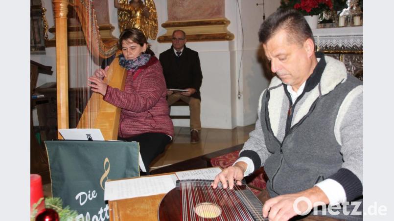 Das Duo &quot;Flotte Saiten&quot; aus Nagel mit Harfe und Zither. Bild: kro