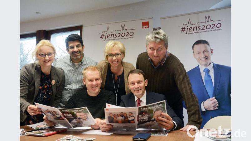 Die SPD-Spitze mit (von links) Hildegard Ziegler und Matthias Holl (beide Fraktions-Vize), Fraktionsvorsitzender Roland Richter, Parteichefin Sabine Zeidler und Stellvertreter Herbert Schmid sowie ihr OB-Kandidat Jens Meyer (sitzend rechts) zogen eine erste Wahlkampf-Bilanz. Ins Visier der Genossen kam dabei auch CSU-OB-Mitbewerber Benjamin Zeitler. Bild: Gabi Schönberger