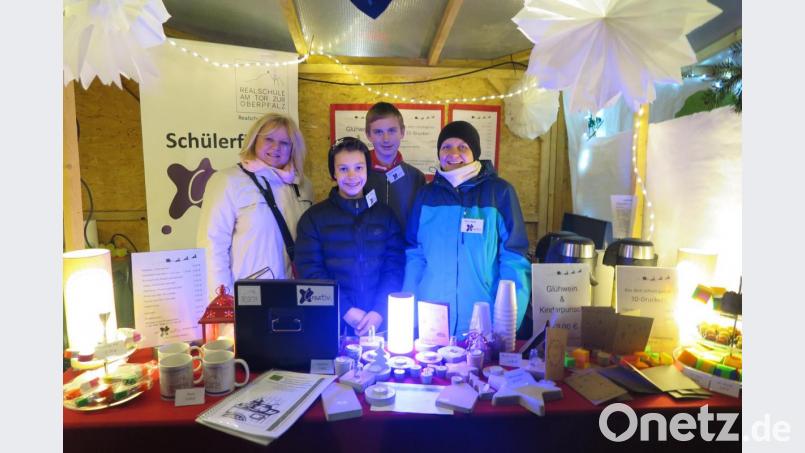 Realschullehrerin Gabi Wolf (rechts) und Konrektorin Sandra Hering (links) boten mit den Jugendlichen am Stand der Schülerfirma „Creativ AG“ günstige Mitbringsel zum Kauf an. Bild: jzk