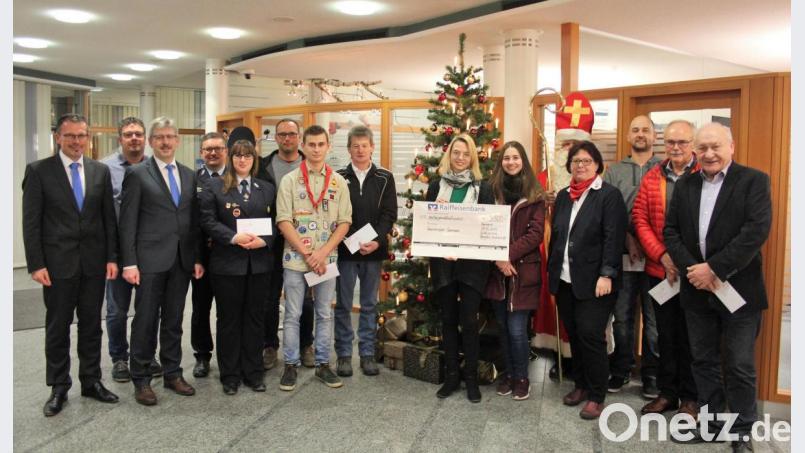 Insgesamt 3500 Euro ließ die Kemnather Geschäftsstelle der Raiffeisenbank an Vertreter von neun Vereinen und Einrichtungen springen. Bild: stg