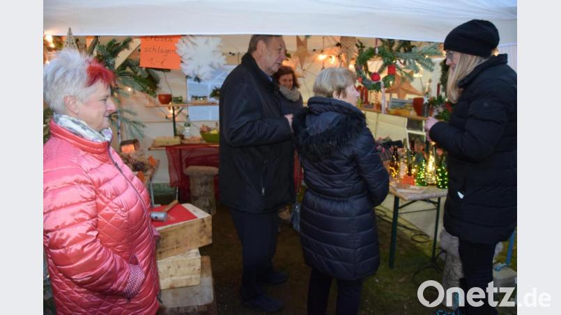 Weihnachtliche Deko gibt es an den Ständen. Den Besuchern gefällt es. Bild: fz