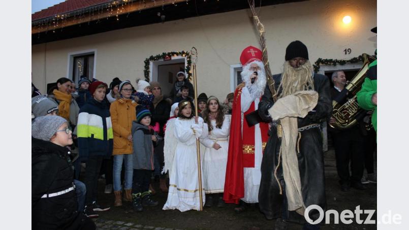 Der Krampus musste nicht eingreifen, der Nikolaus beschenkte die vielen &quot;braven Kinder&quot; mit Süßigkeiten. Bild: pko