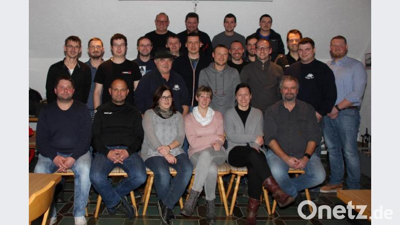 Mit diesen Kandidaten geht die Wählergemeinschaft Pertolzhofen und Umland ins Rennen um Wählerstimmen. Die Liste führt Gemeinderat Herbert Laubmann (vorne, rechts) an. Bild: frd