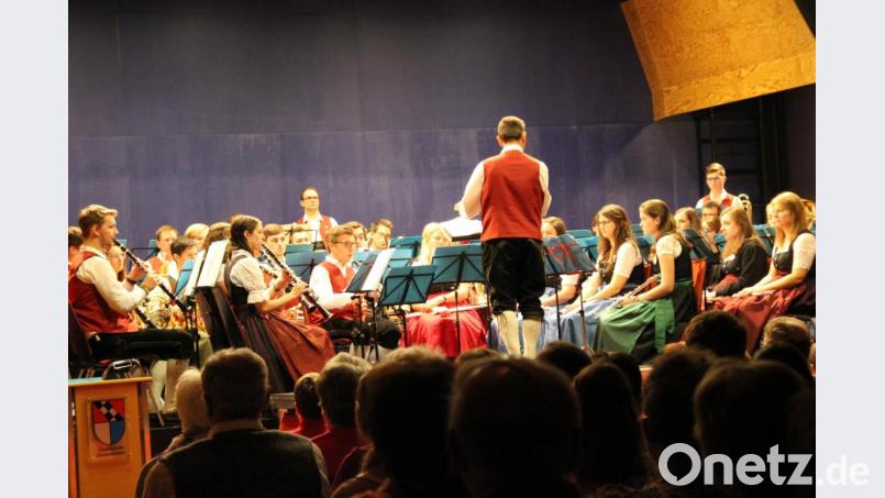 Die Musikkapelle Ursensollen setzt sich aus jungen Musikern zusammen, die aufgrund ihres Talents und ihres Könnens auf einem beachtlichen Niveau spielen. Das bewiesen sie beim Herbstkonzert. Bild: ads