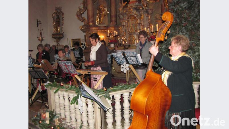 Die OWV-Hackbrettgruppe wird mit Gitarrenbegleitung, Akkordeonspiel und dem Kontrabass verstärkt. Bild: sei