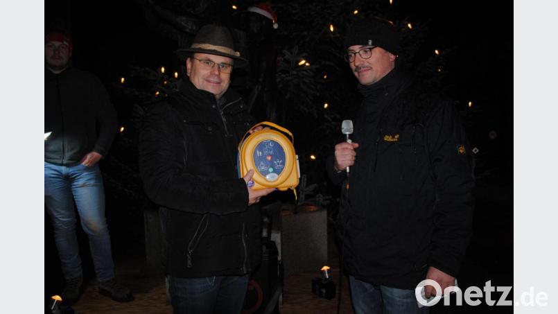 Vorsitzender Christian Windschiegl (rechts) der Freiwilligen Feuerwehr Neuhaus überreicht offiziell den mit Spenden finanzierten Defibrillator an Bürgermeister Karlheinz Budnik Bild: gag