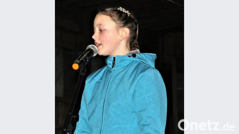 Ganz schön mutig: Unter anderem sang Theresa Ziegler solo vor 200 Gästen Weihnachtslieder. Bild: ubb