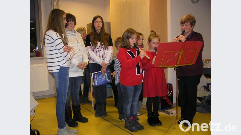Die Gruppe junger Musiker aus Pullenreuth unter der Leitung von Sue Clark-Schmitt (rechts) beeindruckte die Senioren und ihre Gäste mit ihren Melodien. Bild: öt