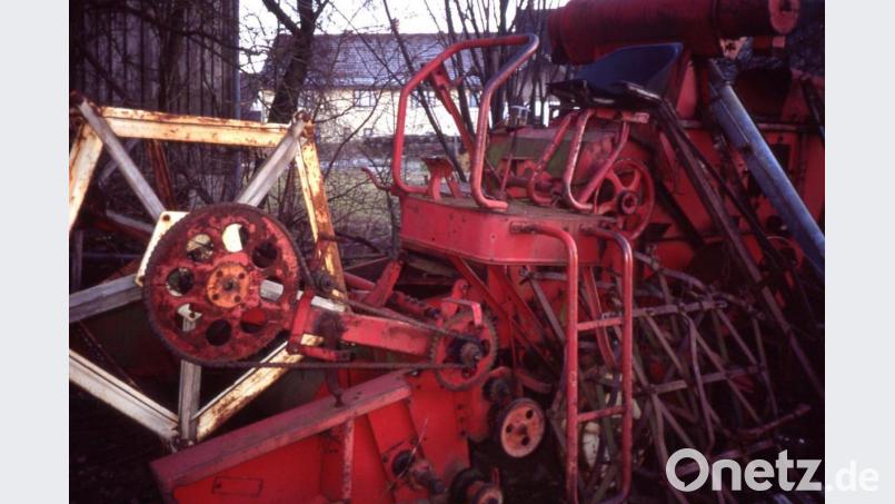 1961 schafften sich in Hohenkemnath die Landwirte Anton Scharl und Josef Niebler den ersten Mähdrescher im Ort, einen „Cormick“ an. Damit ging eine Ära zu Ende, die bis heute, gerade bei der älteren Generation, wehmütige Erinnerungen an die „gute, alte Zeit“ hervorruft. Lange Zeit rostete das alte Vehicle in einem Garten vor sich hin. Bild: Josef Schmaußer
