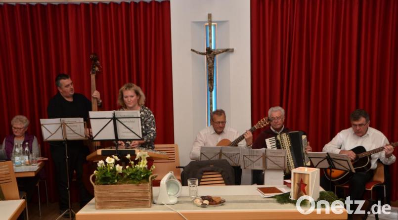 Irmgard Puff, Markus und Tanja Schulz, Ludwig Putzer, Karl Putzer und Norbert Puff (von links nach rechts) ergeben die Sitzweilgruppe Miesbrunn. Ihre Lieder gehen ins Herz. Bild: dob