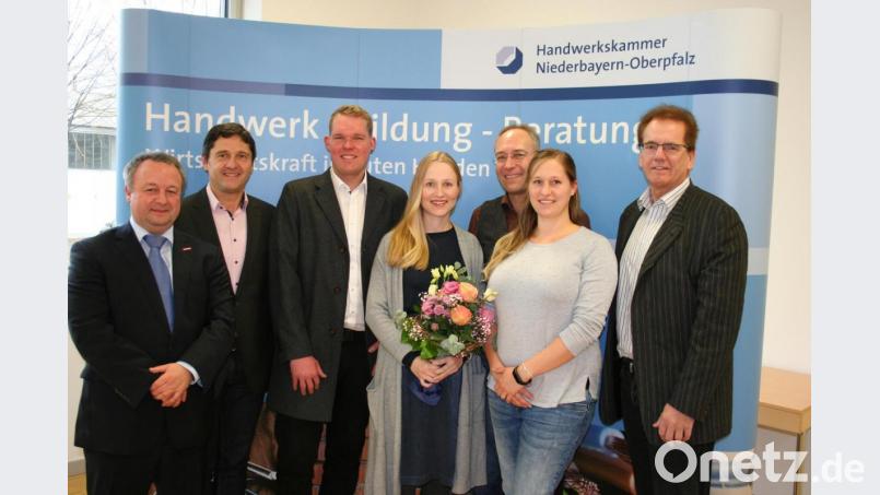 Die Betriebswirte sind nun fit für Führungsaufgaben im Handwerk: Kammervizepräsident Christian Läpple (links) beglückwünscht Tobias Milde (Dritter von links) und seine Kurskollegen mit Dozent Max Bleistein (rechts) sowie Kursleiter und Prüfungsausschussvorsitzendem Manfred Wellner (Zweiter von links). Bild: HWK