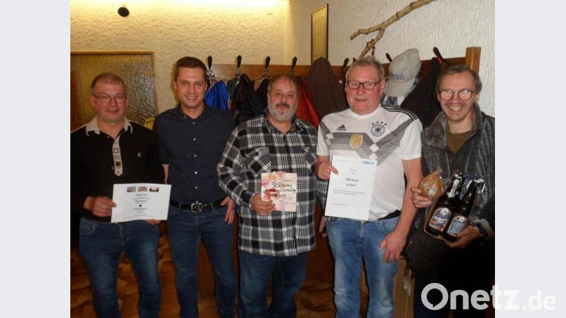 Die Hauptpersonen beim Preisschafkopf: (von links) Bruno Voit, CSU-Vorsitzender Wolfgang Söllner, Michael Burger, Reinhard Hubner und Rüdiger Brunner. Bild: soj