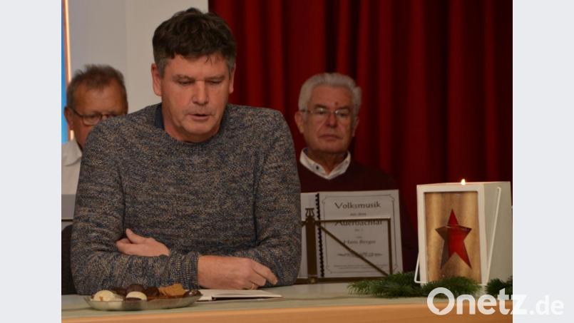 Josef Forster thematisierte alte Bräuche und brachte die Zuhörer mit seinen Beiträgen und Geschichten auch zum Nachdenken und weil fast jede dieser Beiträge auch einen Grund zum Lachen hatte, sicherte er sich die Aufmerksamkeit der Zuhörer. Bild: dob