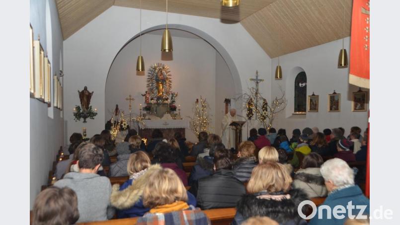 Die schmucke Dorfkirche wurde zum Patrozinium &quot;Maria Immaculata&quot; nur mit Kerzenlicht erhellt. Pfarrer Gerhard Schmidt freute sich darüber ganz besonders und bedankte sich bei den Frauen für dieses Erlebnis. Bild: dob