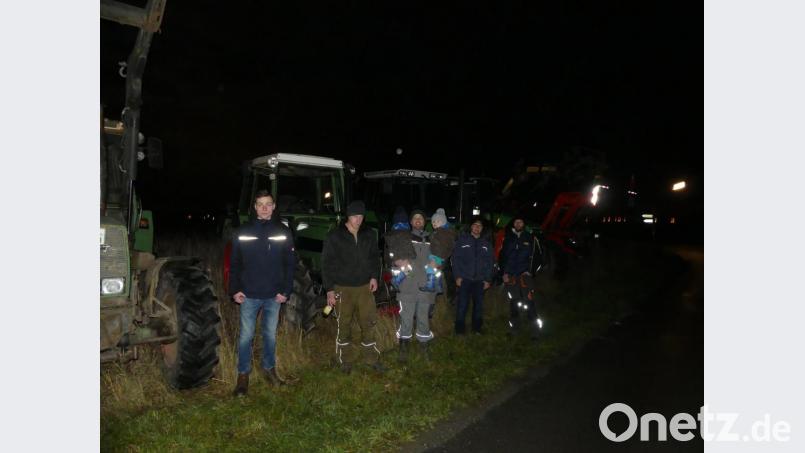 Traktoren rahmen die Mahnfeuer ein. Bild: rn