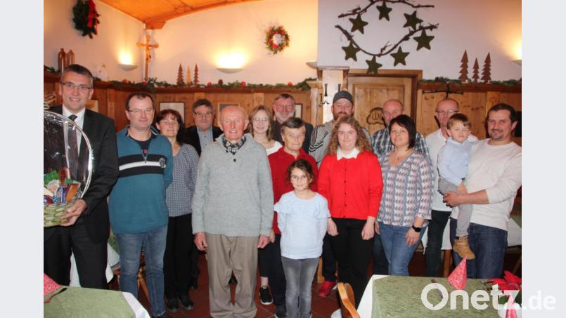 Im Kreise seiner Familie feierte am Samstag im „Prinzregent Luitpold“ in Waldsassen Josef Wagner (Fünfter von links) seinen 85. Geburtstag. Zum Geburtstag gratulierten auch Bürgermeister Josef Schmidkonz (hinten Mitte), Dritter Bürgermeister Franz Schöner (links) und Marktrat Oswald Seidl (Vierter von links). Bild: kro