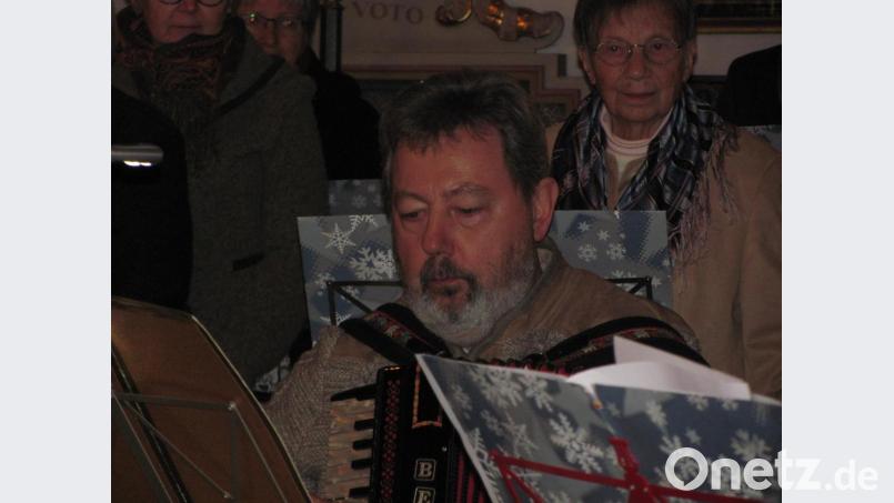 Bei den &quot;Sternen der Heligen Nacht&quot;, virtuos auf dem Akkordeon von Hermann Lanag gespielt, stehen nicht wenigen Zuhörern Tränen der Rührung in den Augen. Bild: sei