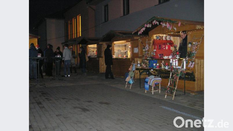 Hübsche Geschenke konnten an zahlreichen Verkaufsbuden auf dem Vorplatz des Senioren-Servicehauses erworben werden. Bild: öt