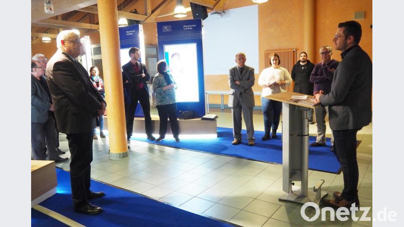 Landtagsabgeordneter Christoph Skutella (am Rednerpult) stellt den Inhalt der Landtags-Ausstellung vor. Bild: Bühner