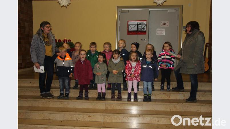 Die Kindergartenkinder hatten ihren großen Auftritt beim Weihnachtsmarkt Bild: ral