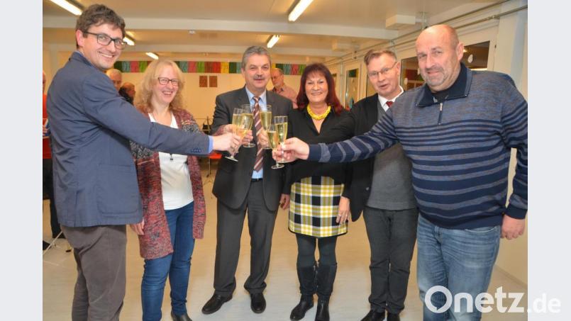 Die neue Containeranlage auf dem Areal des Evangelischen Haus für Kinder wurde nun offiziell eröffnet. Auf den gelungenen Bau innerhalb kürzester Zeit stießen von links Uli Münchmeier, Anke Mittelmeier, Bürgermeister Andreas Wutzlhofer, Ilona Schlesinger, Stadtpfarrer Dieter Schinke und Außendienstleiter Karl Frey an. Letzerer erhielt viel Lob für die Spitzenleistung mit seinem Bauhofteam. Bild: dob