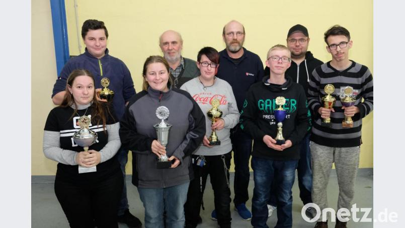 Den Titel eines &quot;Vereins-Champions&quot; erringen (von links) Sonja Müller, Tobias Lindner, Bettina Staufer, Jennifer Fraunholz (Mitte), Timo Weidner (Dritter von rechts) und Fabian Edl (rechts). Ausstellungsleiter Alexander Böhm (Vierter von links), Vorsitzender Thomas Edl (Vierter von rechts) und stellvertretender Ausstellungsleiter Sebastian Böhm (Zweiter von rechts) überreichen die Siegerpokale. Bild: do