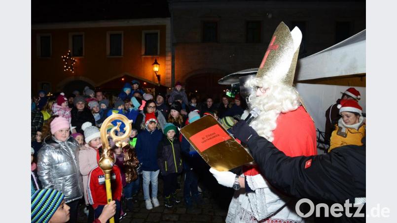 Wenn Bischof Nikolaus aus seinem roten Buch vorliest, hören die Kinder regelrecht fasziniert zu. Bild: bey