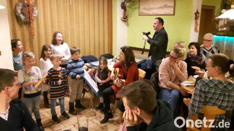 Der Kinderchor gestaltet die Weihnachtsfeier des Obst- und Gartenbauvereins musikalisch. Bild: alr