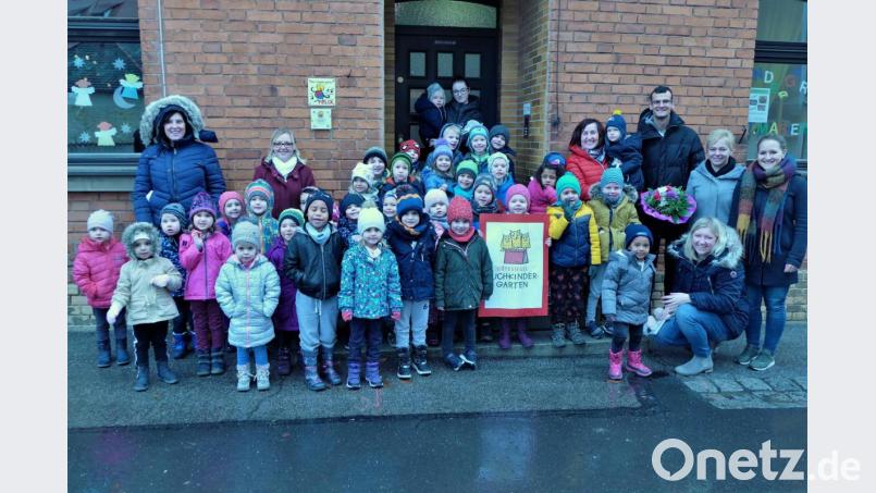 Kinder und Erzieher freuen sich über die Auszeichnung. Bild: wbe