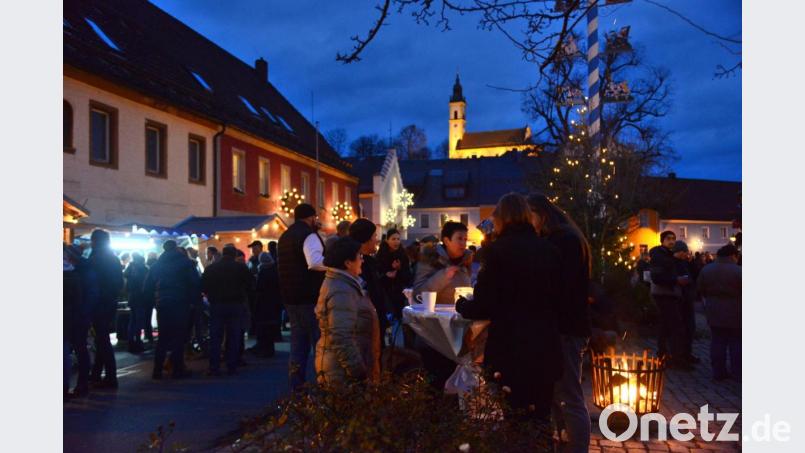 Die Kerzen am Weihnachtsbaum, die Sterne an den Häusern und die angestrahlte Kreuzbergkirche im Hintergrund - die Atmosphäre am Pleysteinen Adventmarkt ist kaum zu übertreffen. Bild: bey