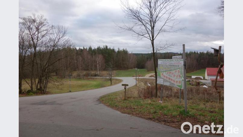 Relativ ebene Flächen beim neuen Baugebiet &quot;Am Pfarrhäusl&quot; (rechts) sind für eine Erweiterung mit Wohnhäusern vorgemerkt. Bild: fjo