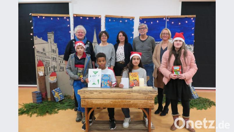 Tyrek Schmelzer ist der Schulsieger, Ashley Flores (sitzend von links) kam auf Platz zwei beim Vorlesewettbewerb der sechsten Klassen der Mittelschule. Die weiteren Plätze belegten Michelle Szynawa (rechts) und Alexander Bauer (links. Rektorin Christine Wiesend (hinten rechts) dankte den Juroren Christiana Zaglmann, Carola Reger, Damaris Bergemann und Norbert Lang (hinten von links). Bild: jzk