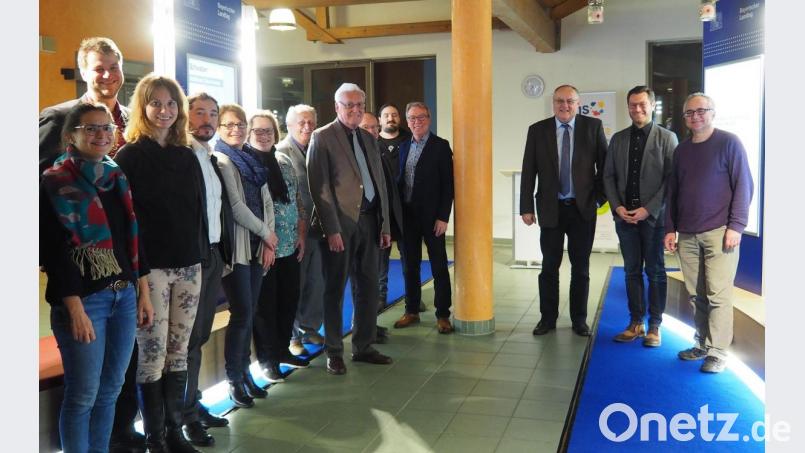 Die Besucher der Eröffnung der Ausstellung über den Bayerischen Landtag begrüßen VHS-Bereichsleiter Harald Krämer, Landtagsabgeordneter Christoph Skutella und Bürgermeister Lothar Höher (Erster bis Dritter von rechts). Bild: Bühner