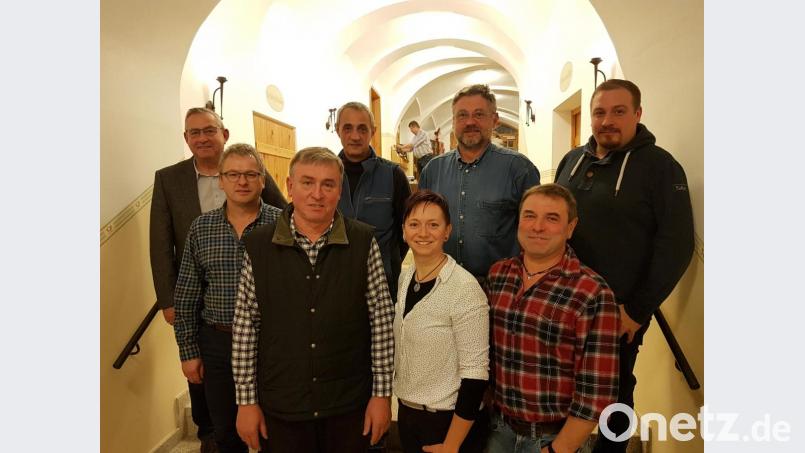 Der Vorstand der Bürgerlichen Wählergemeinschaft Bärnau mit (vorne von links) Josef Hubmann, Vroni Schleifenheimer und Kurt Fischer sowie (hinten von links) Bernd Schwamberger, Edi Weiß, Armin Peuker, Wolfgang Giehl und Christian Schedl (nicht im Bild Alois Sladky). Bild: ws