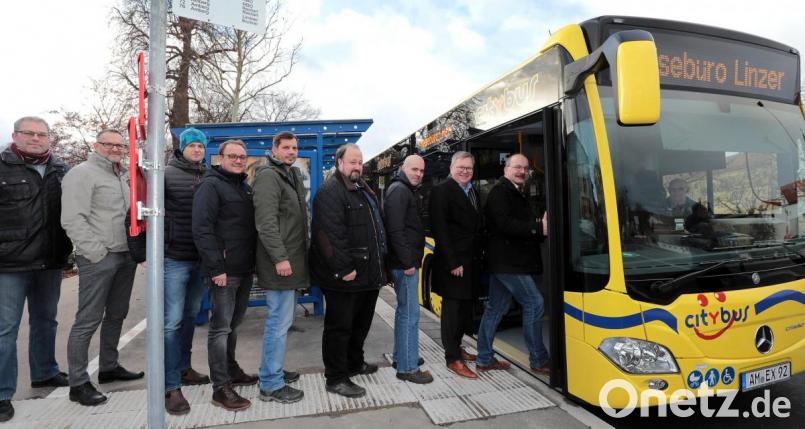 Hans-Jürgen Haas (Geschäftsleiter des Zweckverbands Nahverkehr Amberg-Sulzbach/ganz rechts) und Oberbürgermeister Michael Cerny (Zweiter von rechts) erläuterten die Neuerungen zur Barrierefreiheit an der Bushaltestelle am Kurfürstenring. Mit dabei (von links): Josef Setzer (stellvertretender Leiter des Tiefbauamts), Wolfgang Meier, Dieter Imhof, Georg Rempler, Matthias Göttler, Udo Hartmann und André Linzer. Bild: Wolfgang Steinbacher