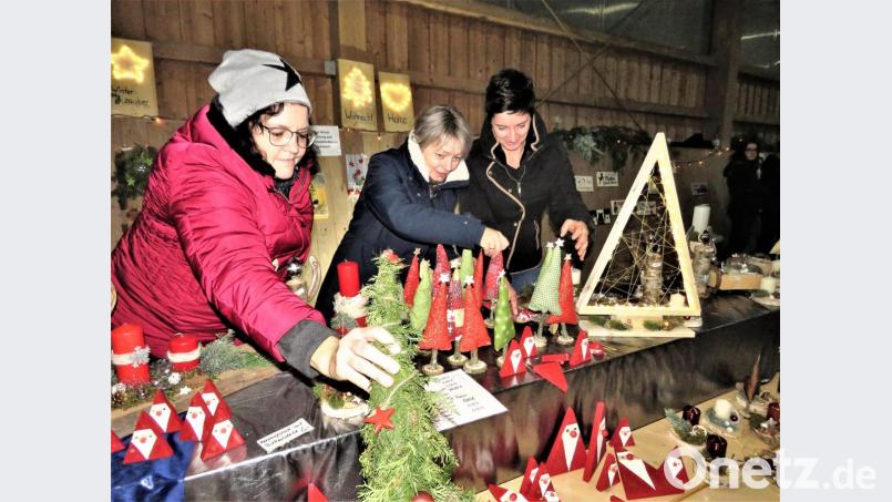Hoch her ging es auch am kleinen Weihnachtsmarkt, wo die adventlichen Bastelarbeiten weg wie die warmen Semmeln gingen. Bild: ubb