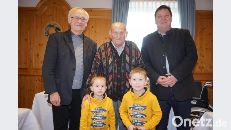 Xaver Richthammer - im Bild mit zweien seiner Urenkel - freute sich über die Glückwünsche von Pfarrer Johann Schächtl (links) und Bürgermeister Christian Ziegler (rechts). Bild: nib