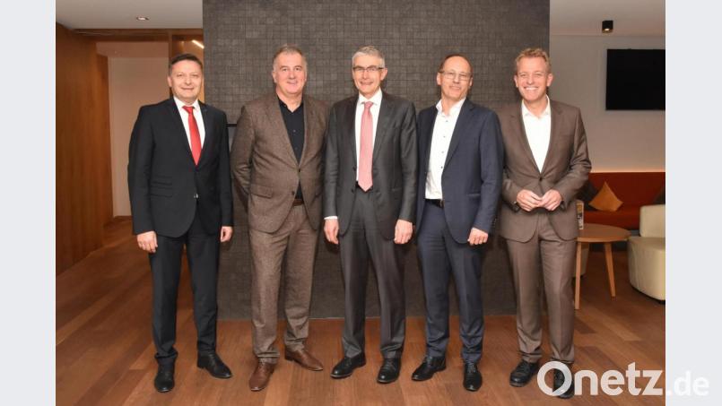Diskutierten zusammen mit den Mitgliedern des IHK-Gremiums Amberg-Sulzbach über künftige Chancen und Herausforderungen für die Region (von links): IHK-Geschäftsstellenleiter in Amberg Bernhard Reif, Gastgeber Hans-Jürgen Nägerl vom Landhotel Weißes Roß, Gremiumsvorsitzender Dr. Rolf Pfeiffer, stellv. Gremiumsvorsitzender Markus Frauendorfer und stellvertretender IHK-Hauptgeschäftsführer Peter Weber. Bild: Ramona Bayreuther