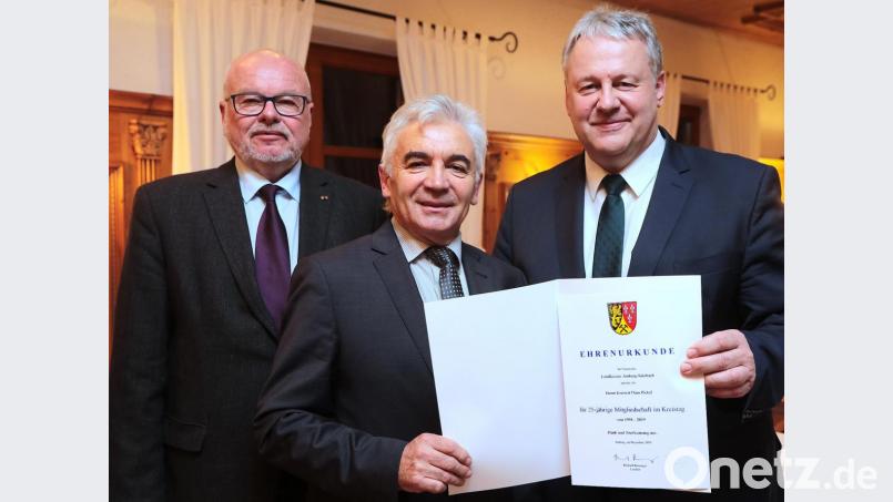 Hans Pickel (Mitte) gehört dem Kreistag seit 25 Jahren an. Mit im Bild: FWS/FDP-Fraktionsvorsitzender Hans-Jürgen Reitzenstein (links) und Landrat Richard Reisinger. Bild: Wolfgang Steinbacher