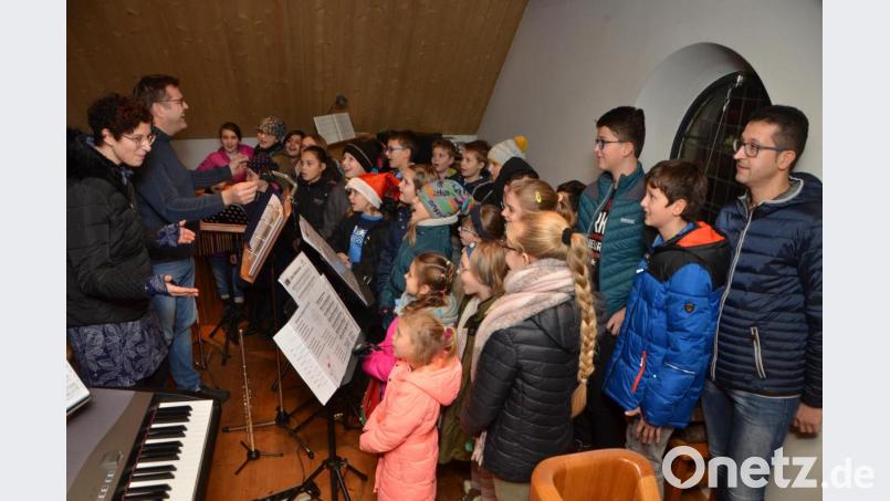 Der Kinderchor der Pfarrei überzeugte beim diesjährigen Patrozinium mit erfrischendem Gesang. Kathrin Scheibl, Thomas Winderl (von links) und Markus Uschold (rechts) leiten den Chor und unterstützen auch musikalisch. Bild: dob
