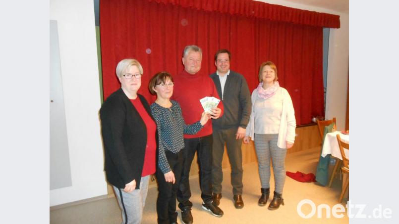 Bei der Spendenübergabe, von links Sandra Wifling, Christa Schafleitner, Josef Ernst und Walter Heindl sowie Ulrike Kraus. Bild: exb